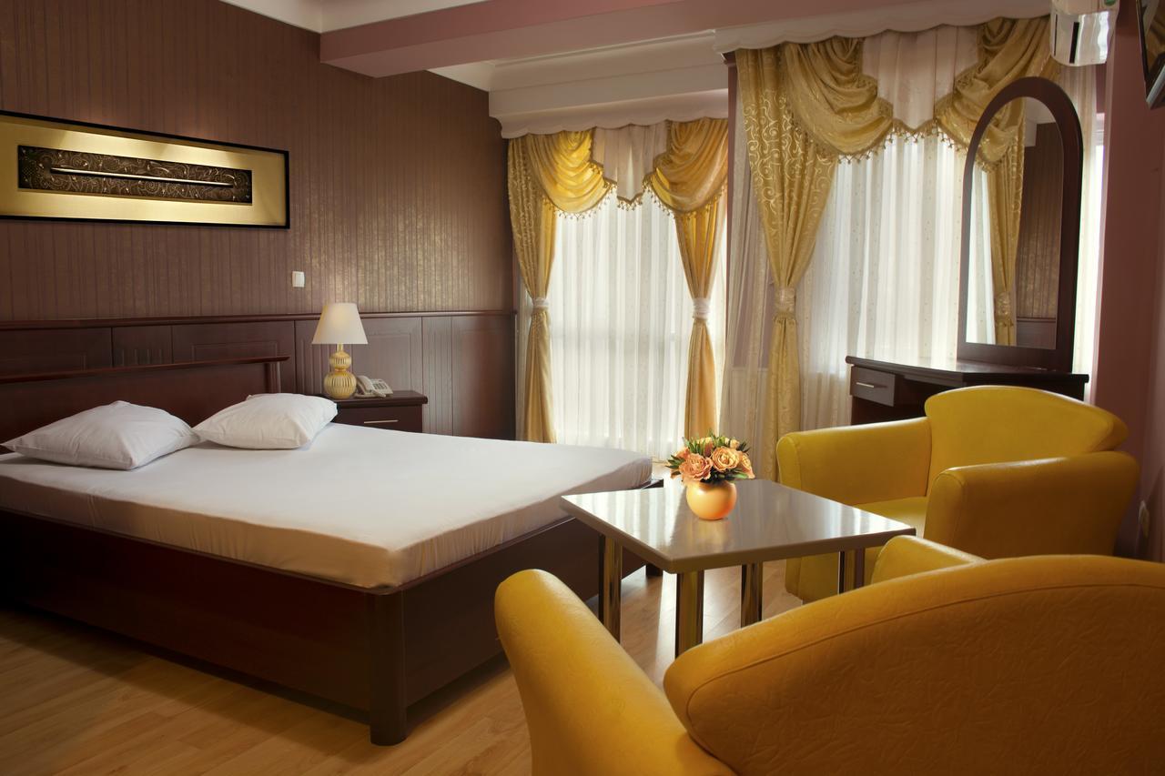 King Hotel Peje Exterior photo